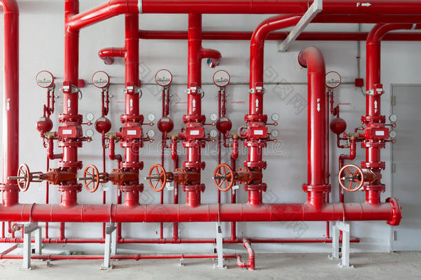 红色的水管子阀,管子为水管道体系控制采用采用d