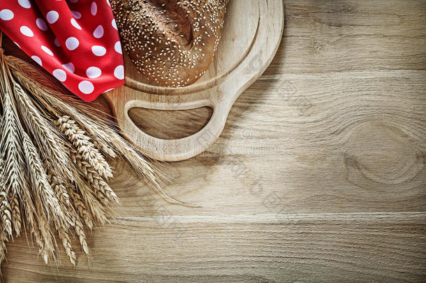 面包波浪汹涌的板小麦耳红色的波尔卡舞-点餐巾向木制的英语字母表的第2个字母