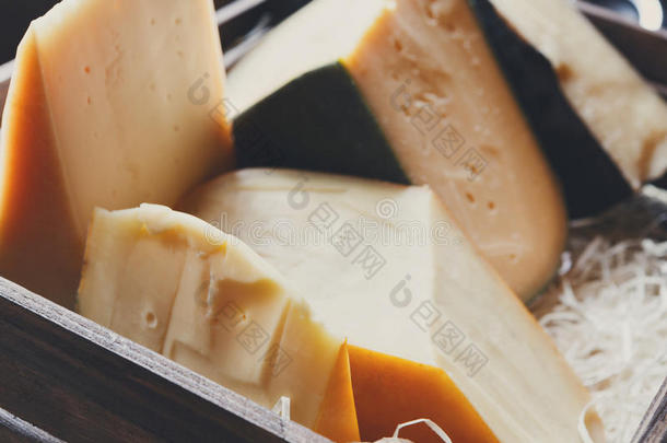 困难的奶酪分类.eMander,瑞士干酪的一种,佩科里诺干酪在食品杂货<strong>店</strong>int.安静