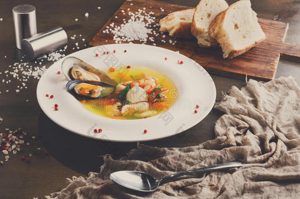法国的海产食品汤和白色的鱼,虾和贻贝采用小块地
