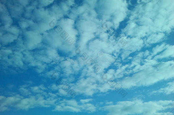 有色的明亮的蓝色云为背景或明信片