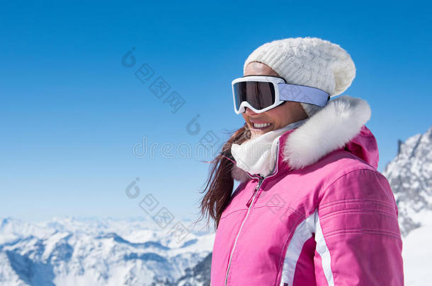 冬女人采用滑雪护目镜