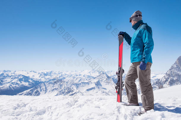 男人和滑雪向山顶