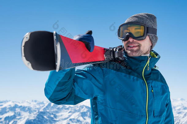 男人佃户租种的土<strong>地滑</strong>雪