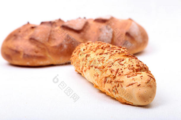各式各样的新鲜的自家制的面包向白色的背景.精心选择的focal焦点的