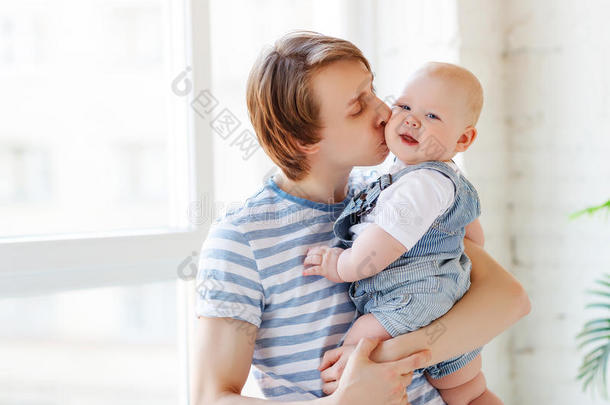 幸福的父亲吻他的婴儿
