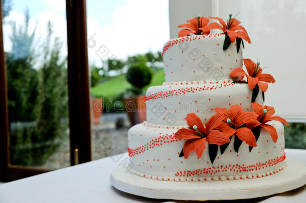 美丽的婚礼蛋糕和美好的装饰