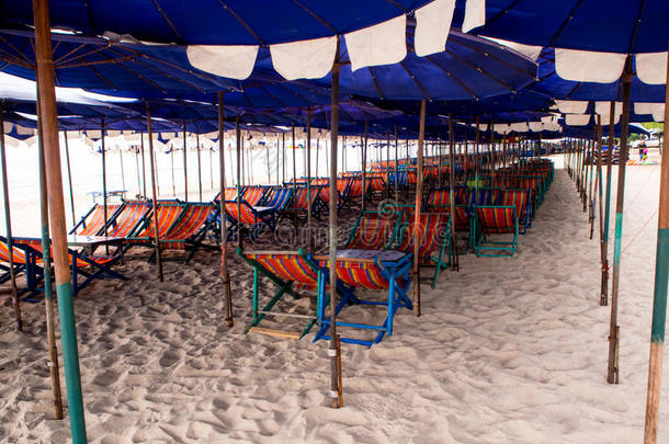 富有色彩的帆布坐卧两用沙发和海滩雨伞