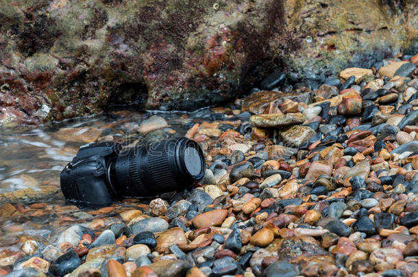 单眼数位相机照相机向st向e海滩湿的从水海波浪