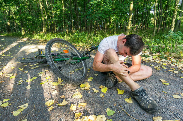 年幼的男人阵亡者从山自行车