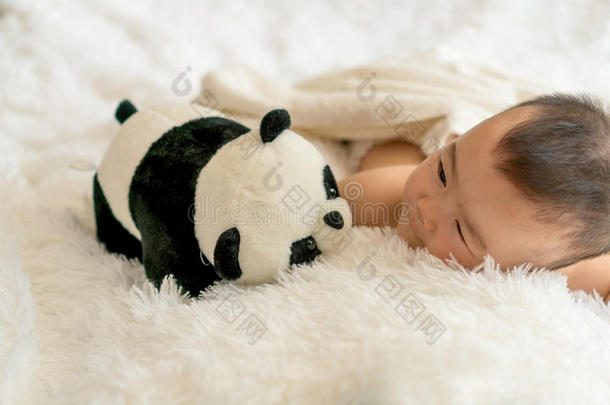 婴儿和熊猫玩具