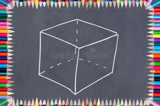 立方形向黑板和色彩铅笔