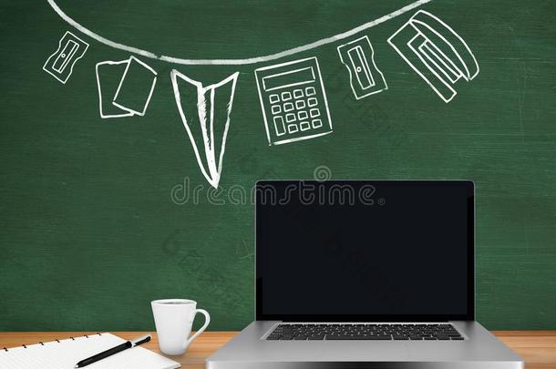 计算机书桌前景和黑板制图学关于文具