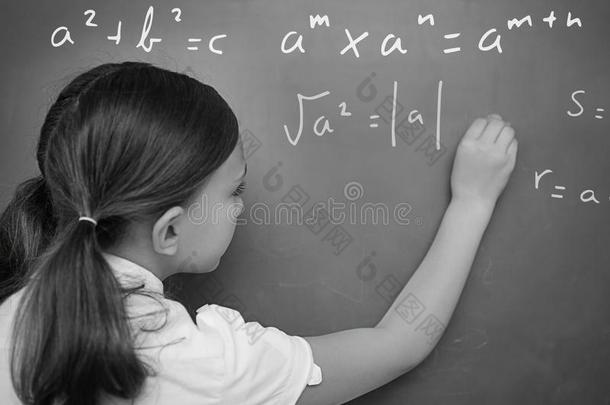 女孩文字<strong>数学方程式</strong>向黑板