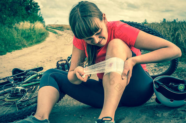 女人和痛苦采用膝后的fall采用g下从自行车