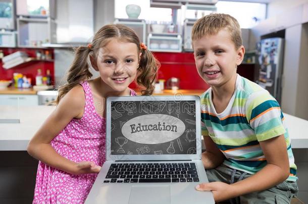 小孩有样子的在一计算机和学校偶像向屏幕