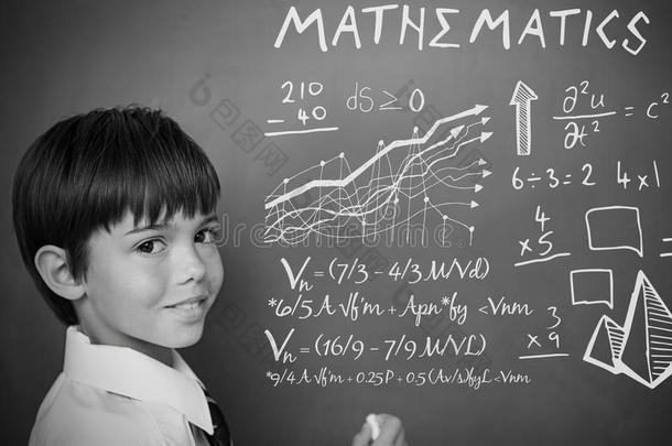 数学文本和方程式向黑板和男孩