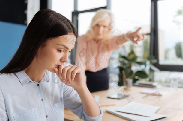 不幸的情绪低落的女人存在<strong>开火</strong>