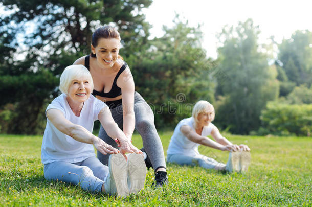 幸福的<strong>领取</strong>退休、养老金或抚恤金的人女人做工作和运动鞋