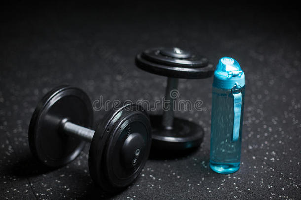 重的钢哑铃,一蓝色瓶子为w一ter,设备为speciality专业