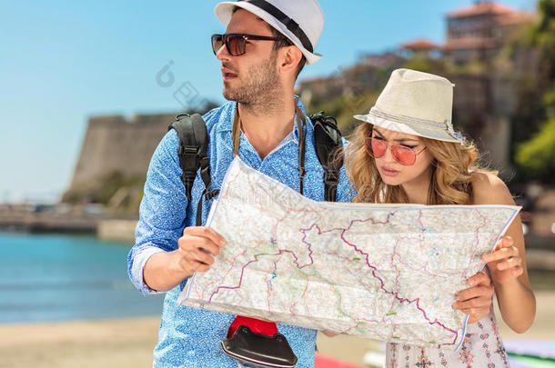 对旅行者同行的和使用地图.对旅行者扫描