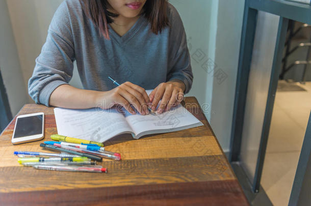 年幼的学生做家庭作业在图书馆