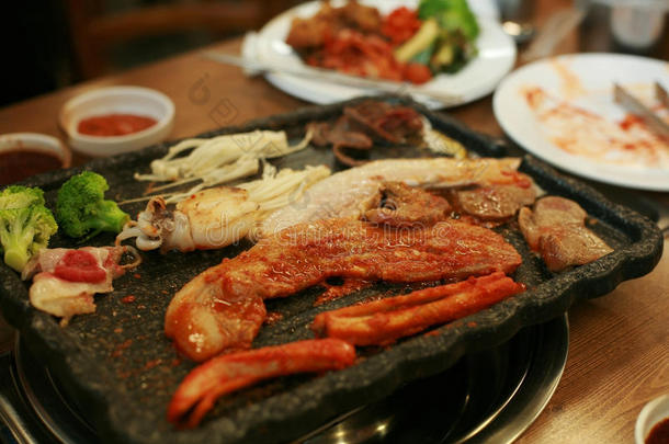 朝鲜烤架吃烤烧肉的野餐或烤架烧烤
