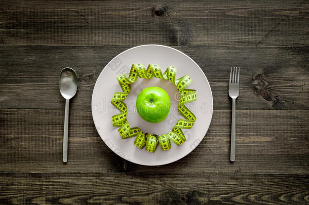 减<strong>食疗</strong>法日常饮食.苹果在pl在e和量带子向木制的后面