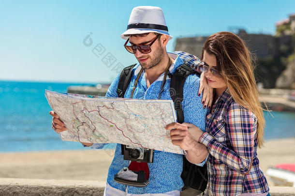 对旅行者同行的和使用地图.对旅行者扫描