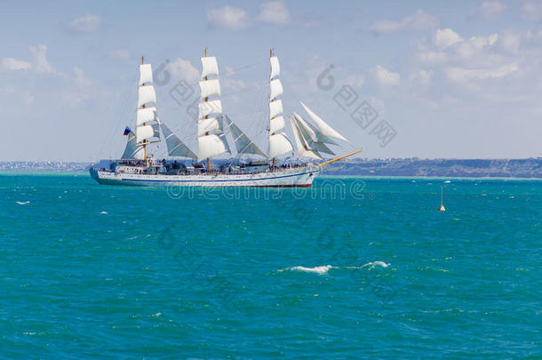 海景画和白色的帆船运动船不固定的采用黑的海