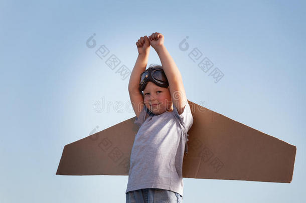 幸福的男孩和卡纸板盒关于飞行章反对天梦想关于飞