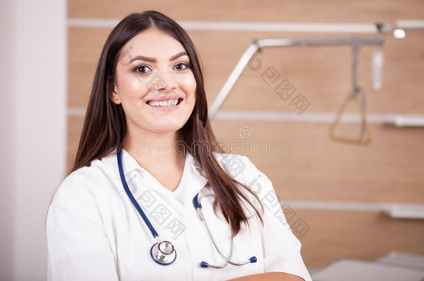 微笑的黑头发的妇女女人医生向医院背景