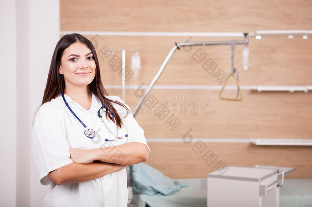 微笑的黑头发的妇女女人医生向<strong>医院背景</strong>