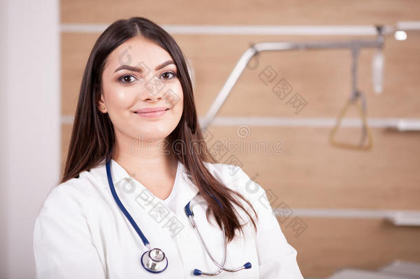 微笑的黑头发的妇女女人医生向医院背景