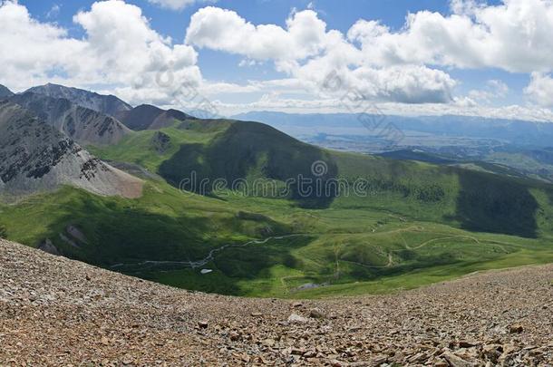 阿尔泰语山风景从高的高度观点.阿克特鲁日本里