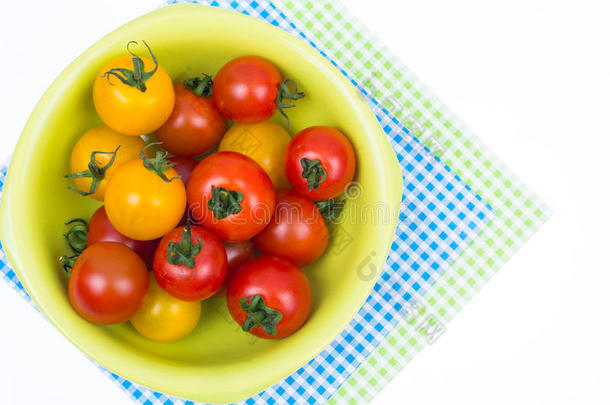 黄色的和红色的成熟的小的番茄