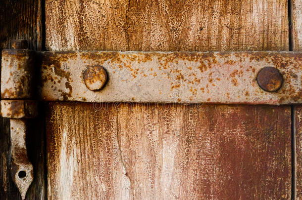 老的门铃使关于木材.指已提到的人门关于一老的地下室