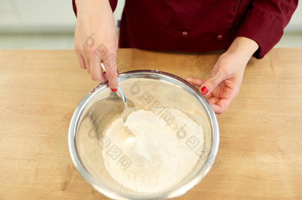 厨师和面粉采用碗mak采用g连续猛击或生面团