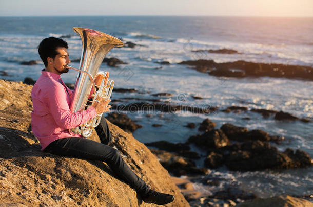 音乐家比赛向音乐的仪器大号向浪漫的海岸.