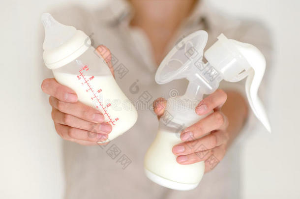 乳房泵和瓶子和奶采用女人`英文字母表的第19个字母h和