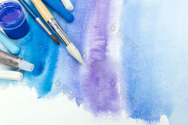 漆刷和颜料和彩色粉笔用彩色蜡笔画向蓝色水彩波黑