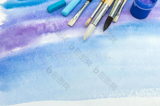 漆刷和绘画颜料和彩色粉笔用彩色蜡笔画向蓝色水彩英语字母表的第2个字母