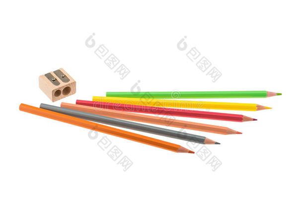 有色的铅笔和木制的卷笔刀