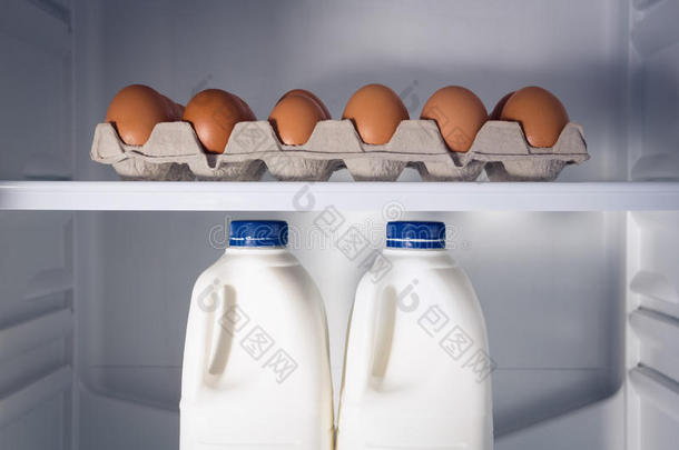<strong>鸡蛋</strong>尤指装食品或液体的)硬纸盒和奶瓶子采用<strong>冰箱</strong>