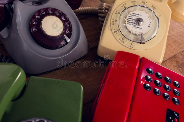 现代的和酿酒的电话向木制的表