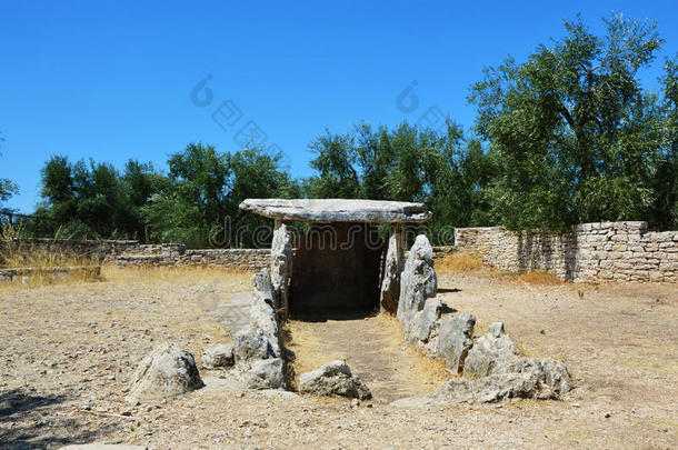 史前<strong>墓石</strong>牌坊黛拉基安卡采用比谢列城镇,阿普利亚区,意大利