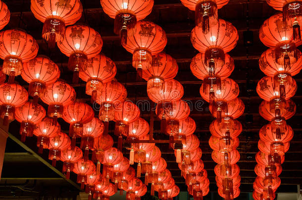 红色的<strong>中国</strong>人纸灯笼装饰拿在夜步行structure结构