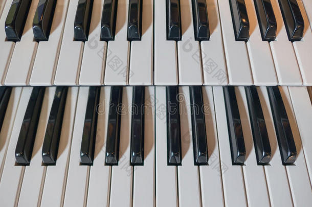 特写镜头黑的和白色的钢琴键盘