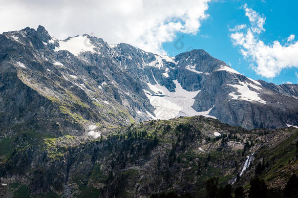 美丽的山风景和雪采用山s