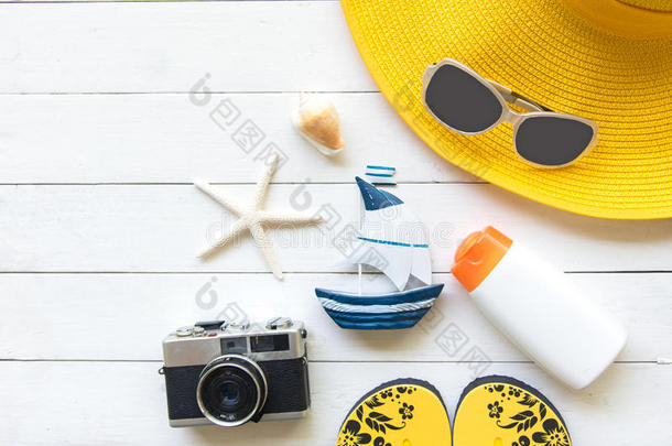 夏时尚女人黄色的大的帽子和附件采用指已提到的人海滩